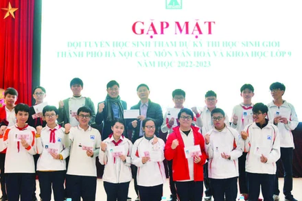 Buổi gặp mặt các học sinh tham dự kỳ thi học sinh giỏi thành phố và các thầy cô lãnh tuyển của Trường THPT Chuyên Hà Nội-Amsterdam. (Ảnh: KHÁNH CHI)