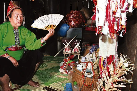 Thầy cúng làm lễ và các thủ tục cầu cho mưa thuận, gió hòa, người dân được bình an tại lễ “Mượng ma”.