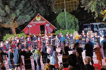 Du khách và các đội chiêng giao lưu tại chương trình “Đắk Lắk - Âm vang đại ngàn”.