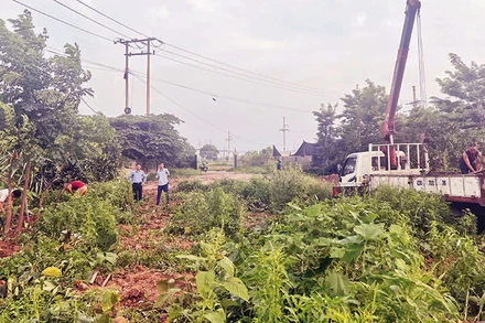 Các đơn vị chức năng huyện Thường Tín dọn dẹp mặt bằng khởi công đường vành đai 4-Vùng Thủ đô tại Km52+600 thuộc thôn Văn Giáp, xã Văn Bình. (Ảnh: DUY LINH)