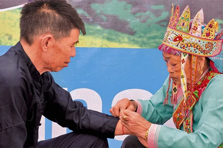 Tục lệ buộc chỉ cổ tay là nghi thức tâm linh rất đặc biệt trong lễ hội “Háu Đoong”, với ý nghĩa may mắn, thuận lợi đối với người được buộc chỉ.