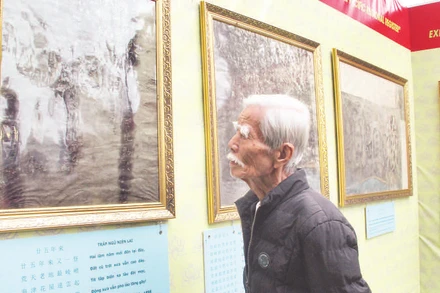 Người dân tham quan các bia Ma nhai được số hóa và chụp chiếu, trưng bày tại Danh thắng Ngũ Hành Sơn.