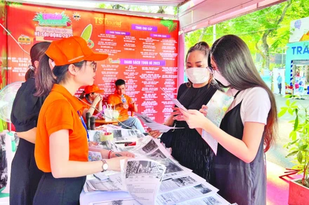 Khách tham quan tìm hiểu các sản phẩm du lịch trong dịp nghỉ lễ 30/4, 1/5 và hè 2023 tại Ngày hội Du lịch Thành phố Hồ Chí Minh vừa qua.