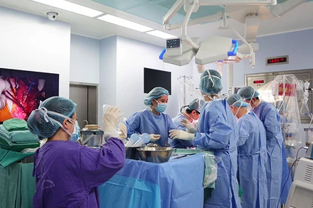 Các bác sĩ Bệnh viện Trung ương Quân đội 108 thực hiện một ca ghép gan.