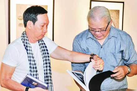 Nghệ sĩ nhiếp ảnh Trần Thế Phong (người bên trái) tại triển lãm Bóng” tổ chức ở Hội Mỹ thuật Thành phố Hồ Chí Minh. (Ảnh: Nhân vật cung cấp)