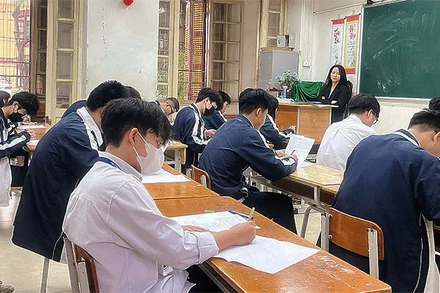 Học sinh Trường trung học phổ thông Trần Phú (quận Hoàn Kiếm) làm bài khảo sát chất lượng theo định dạng đề thi tốt nghiệp 2025.