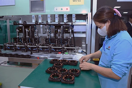 Sản xuất linh kiện màn hình led tại Công ty Ohsung Vina, Khu công nghiệp Liên Hà Thái (Thái Bình). (Ảnh: DUY LINH)