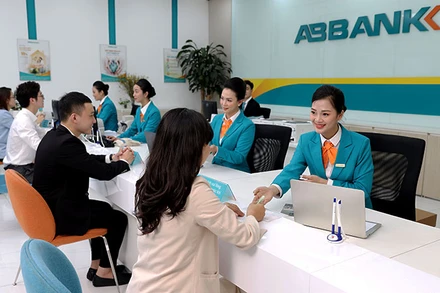 Khách hàng giao dịch tại chi nhánh Ngân hàng ABBANK.