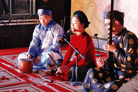 Biểu diễn ca trù trong một chương trình nghệ thuật tại Hà Nội. (Ảnh: KHIẾU MINH)