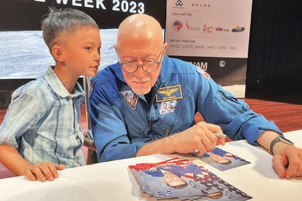 Học sinh trò chuyện bằng tiếng Anh với phi hành gia Michael A.Baker trong buổi giao lưu với học sinh, sinh viên Thành phố Hồ Chí Minh.