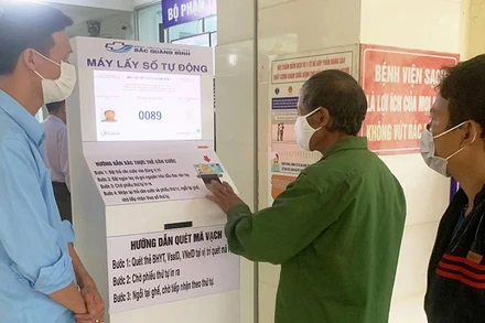 Người dân Quảng Bình sử dụng vân tay để xác thực khi khám, chữa bệnh bảo hiểm y tế.