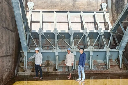 Tràn xả lũ hồ Trúc Kinh được xây dựng đã lâu, nay bị hư hỏng nặng.