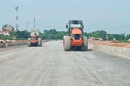 Đường vành đai 5 vùng Thủ đô Hà Nội chạy ngang phía nam tỉnh, có tính kết nối cao, tạo thuận lợi để Thái Nguyên thu hút đầu tư phát triển công nghiệp.