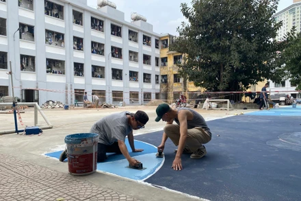 Nhóm của Đặng Thanh Hiển thực hiện vẽ trên mặt sân tại ký túc xá Trường đại học Giao thông vận tải.