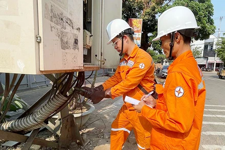 Công nhân Công ty điện lực Kon Tum kiểm tra cấu hình các thiết bị trên trạm điện, bảo đảm cấp điện an toàn trong mùa nắng nóng. (Ảnh: BẢO CHÂU)
