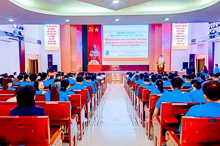 Buổi sinh hoạt chính trị tìm hiểu cuốn sách của Tổng Bí thư Nguyễn Phú Trọng về phòng, chống tham nhũng, tiêu cực tại Bến Tre.