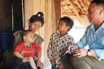 Nhân viên y tế tỉnh Điện Biên về cơ sở tuyên truyền người dân không mua bán, sử dụng thịt gia súc chết không rõ nguyên nhân để phòng bệnh than lây sang người.