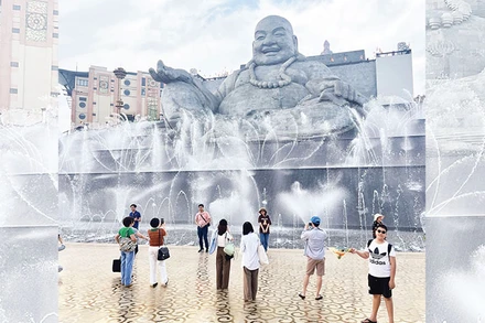 Du khách tham quan công trình tâm linh trên núi Bà Đen.