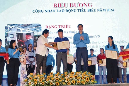 Lãnh đạo Liên đoàn Lao động tỉnh Bình Dương khen thưởng công nhân lao động tiêu biểu có nhiều sáng kiến, sáng tạo trong lao động sản xuất. 