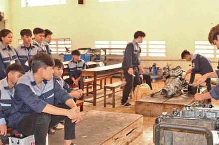 Giờ thực hành của học viên Trường cao đẳng Công nghiệp cao su.