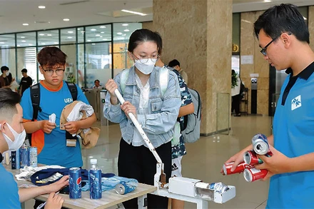 Sinh viên Đại học Kinh tế Thành phố Hồ Chí Minh tham gia hoạt động phân loại, tái chế rác. (Ảnh: CTV)