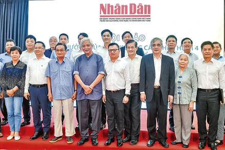 Các đại biểu dự Hội thảo: “Ảnh hưởng của tĩnh không cầu Thủ Thiêm 4 đến tiềm năng phát triển du lịch khu vực Cảng Sài Gòn”. (Ảnh: THÀNH ĐẠT)