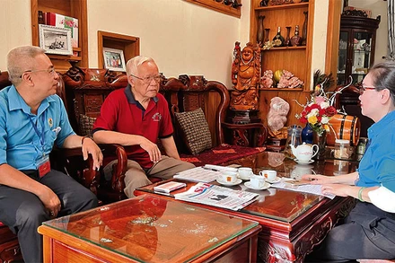 Cán bộ Công chức Tư pháp-Hộ tịch phường Bình Thọ đến tận nhà hướng dẫn thủ tục hành chính cho cụ Đỗ Xuân Tư.