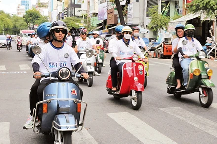Tour “Lái xe Vespa khám phá Quận 3 đa sắc màu” thu hút nhiều du khách tham gia. 