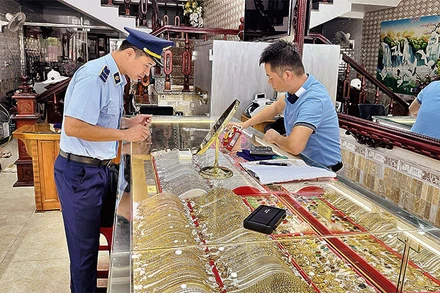 Đội Quản lý thị trường số 4 kiểm tra một cửa hàng kinh doanh vàng trang sức trên địa bàn thành phố Móng Cái.