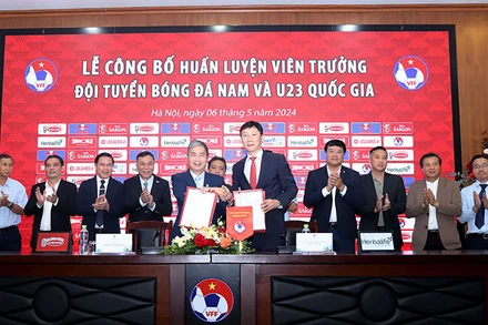 Ông Kim Sang-sik (thứ tư từ phải sang) chính thức được VFF bổ nhiệm làm huấn luyện viên trưởng đội tuyển quốc gia và đội tuyển U23 Việt Nam trong thời hạn 2 năm. (Ảnh: MG)