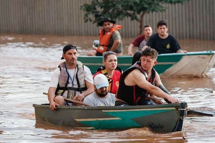 Hỗ trợ người dân sơ tán khỏi khu vực ngập lụt ở Brazil. (Ảnh: TÂN HOA XÃ)