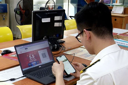 Cán bộ, nhân viên ngành thuế truy vết nợ thuế bằng công nghệ thông tin.