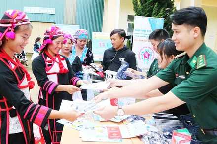 Bộ đội Biên phòng tuyên truyền, nâng cao nhận thức cho người dân vùng biên giới về phòng chống mua bán người. (Ảnh: BIÊN CƯƠNG)