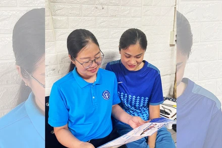 Cán bộ Bảo hiểm xã hội huyện A Lưới (tỉnh Thừa Thiên Huế) tuyên truyền chính sách đến người dân.