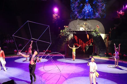 Sự kết hợp giữa xiếc và rock trong “Thiên thần lên núi” đã mang đến những màn trình diễn giàu cảm xúc. (Ảnh: MINH ANH)