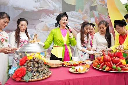 Giới thiệu ẩm thực truyền thống tại Liên hoan Văn hóa ẩm thực đất Tổ năm 2023. (Ảnh: VIỆT DŨNG)