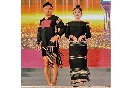 Trang phục truyền thống của người Ê Đê.