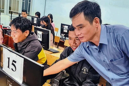 Các học viên thuộc diện hộ nghèo, đồng bào dân tộc thiểu số trên địa bàn huyện Đăk G’long tham gia lớp Tin học văn phòng.