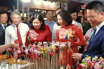 Sản phẩm tò he của những nghệ nhân xã Phượng Dực đã trở nên thân quen với nhiều người.