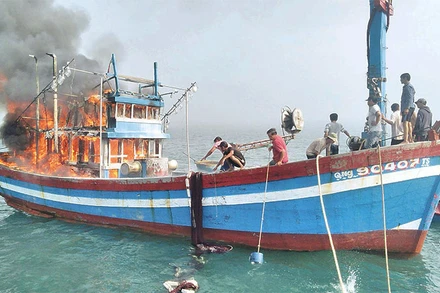 Tàu QNg 90407 TS của ngư dân Nguyễn Thanh bị cháy rụi do thiếu phương tiện chữa cháy chuyên nghiệp.