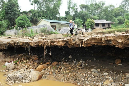 Sạt lở đất đá trên tuyến tỉnh lộ 174 đoạn từ Nghĩa Lộ đi Trạm Tấu, tỉnh Yên Bái. (Ảnh: NGUYỄN ĐĂNG)