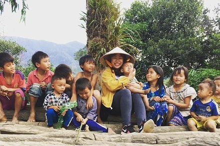 Thời gian qua, học và làm theo tấm gương đạo đức Hồ Chí Minh, nhiều thầy cô giáo tuổi đời còn rất trẻ nhưng không quản ngại khó khăn, quyết tâm mang con chữ đến với học trò vùng cao. Trong ảnh: Cô Nguyễn Vân Nhi, giáo viên Trường phổ thông dân tộc bán trú Trung học cơ sở Tô Hiệu (xã Cư San, huyện M' Đrăk, tỉnh Đắk Lắk) và các học sinh.