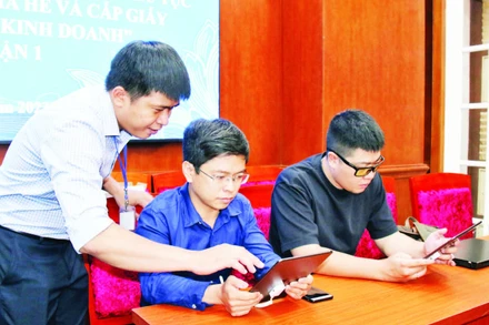 Người dân trải nghiệm giải pháp “Ứng dụng WEBGIS quản lý hộ kinh doanh theo thời gian thực” tại Ủy ban nhân dân Quận 1.