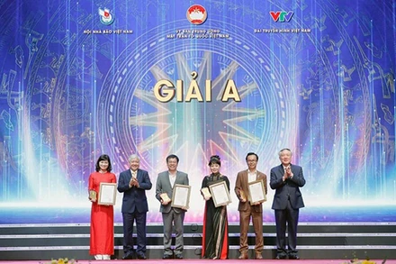 Trao giải tặng các tác giả đoạt giải A Giải báo chí toàn quốc “Báo chí với công tác đấu tranh phòng, chống tham nhũng, tiêu cực” lần thứ 3, năm 2020-2021. (Ảnh: TTXVN)