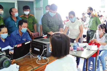 Công an thành phố Tân Uyên, tỉnh Bình Dương hoàn thành cấp căn cước công dân cho 100% người dân thường trú trên địa bàn.