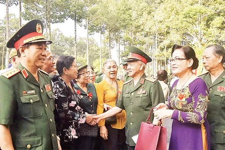 Đại tướng Phạm Văn Trà (người thứ ba từ phải sang), nguyên Ủy viên Bộ Chính trị, nguyên Bộ trưởng Quốc phòng gặp gỡ các cựu chiến binh tại Quân khu 9.
