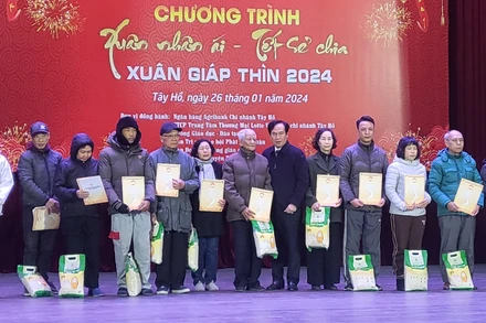Lãnh đạo quận Tây Hồ trao quà Tết cho các đối tượng yếu thế trong ngày hội "Xuân nhân ái - Tết sẻ chia".