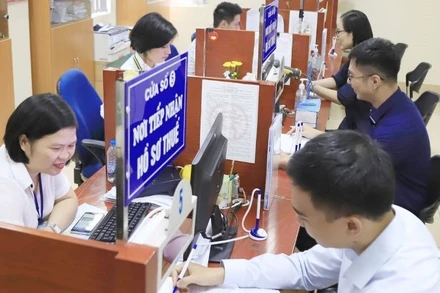 Người nộp thuế giao dịch tại Chi cục Thuế quận Ba Đình. (Ảnh: ĐỖ TÂM)