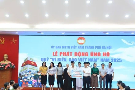 Ngay trong Lễ phát động, Hà Nội đã tiếp nhận số tiền ủng hộ hơn 40 tỷ đồng.