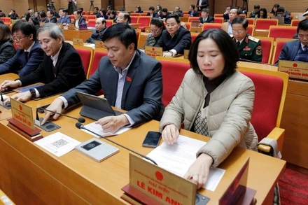 Đại biểu Hội đồng nhân dân thành phố bấm nút thông qua các nghị quyết tại kỳ họp thứ 21.